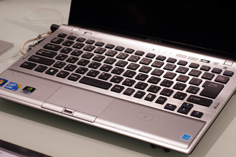 VAIO Z�V���[�Y�@�ʐ^�̓V���o�[�p�[�����X�g���f��