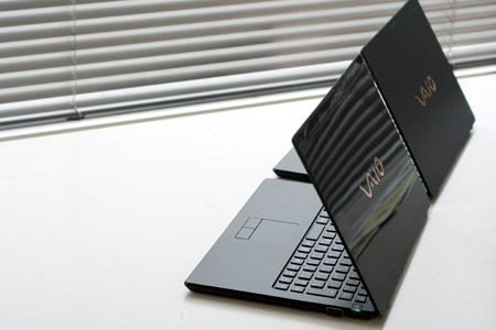 VAIO X�V���[�Y�@�v���~�A���J�[�{���F�i��O�j�@�u���b�N�F�i���j