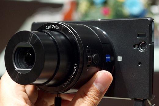 装着しているカメラはDSC-QX100です。