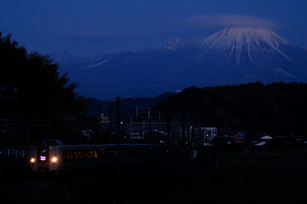 α7RVで写した1Shot!鉄道写真 夕闇迫る山陰路 雪の大山背景 特急やくも