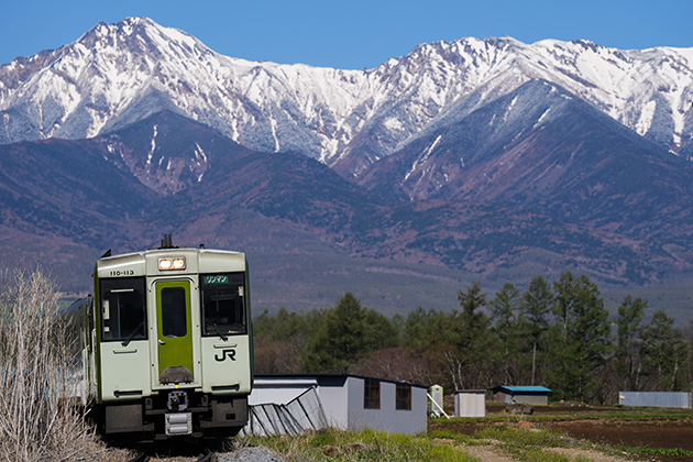 α1で写した 1Shot!鉄道写真 快晴！八ヶ岳を背景に走る 小海線 キハ110形