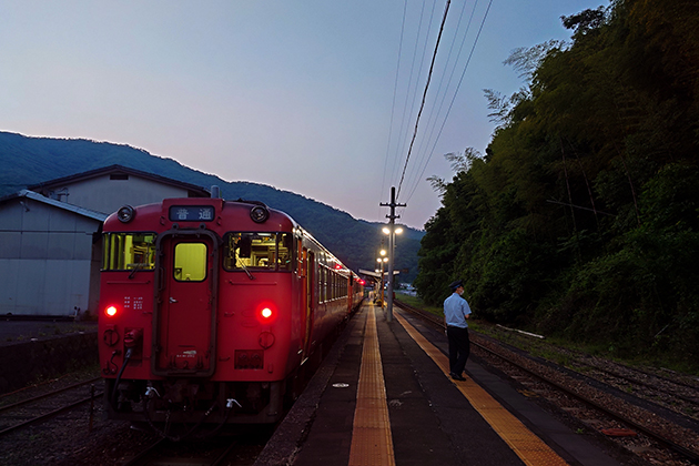 Xperia PRO-I で写した 1shot鉄道写真 つかの間の休憩 旅情 志和口駅