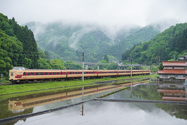 α1で写した 1Shot!鉄道写真 見納めの水田と水鏡 国鉄特急色のやくも号