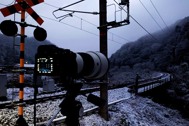 シンサンニッパ SEL300F28GM 片手に鉄道撮影 明るい望遠は闇鉄の味方!