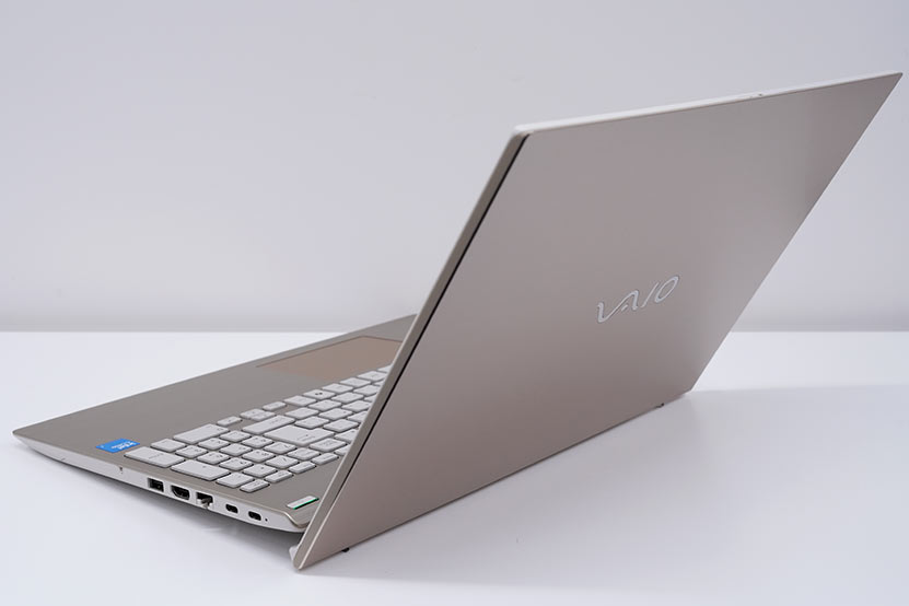 「VAIO」のロゴが用意され、どこをみてもVAIOのパソコン。