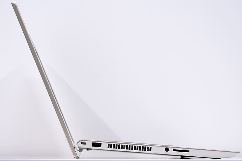 スリムでフラットなデザインのVAIO F16