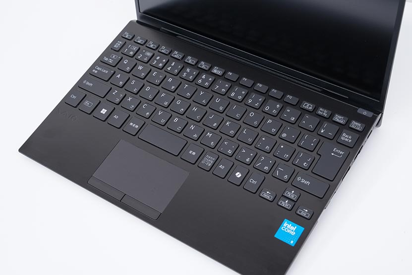 フルサイズキーボード搭載でタイピングしやすい