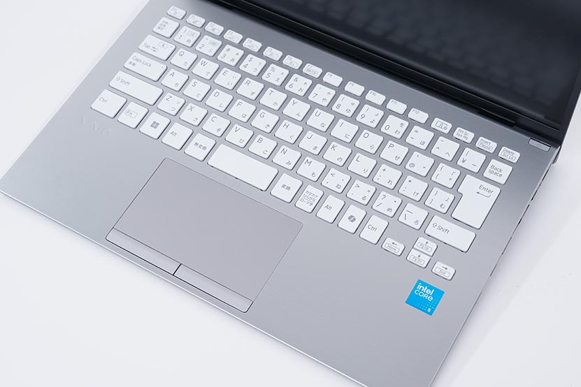 VAIO SX12と比べてパームレストが広くタイピングしやすい
