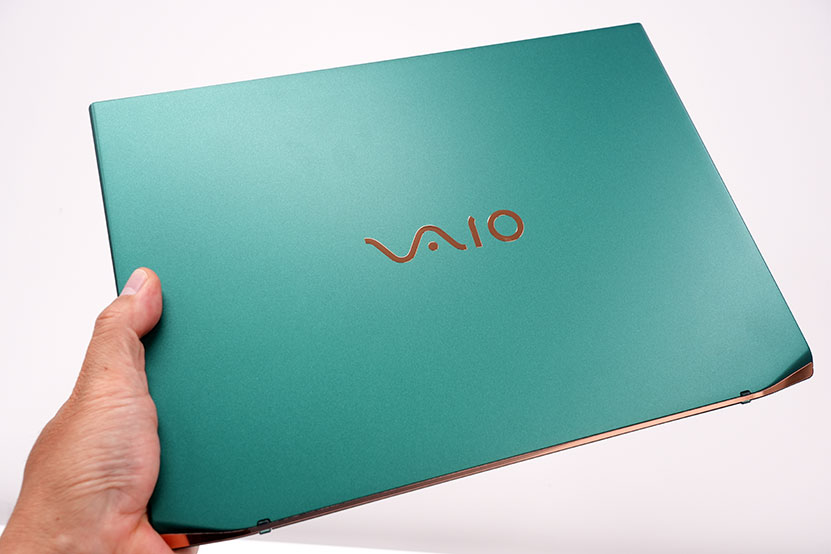 VAIO SX14-R 手にもった写真