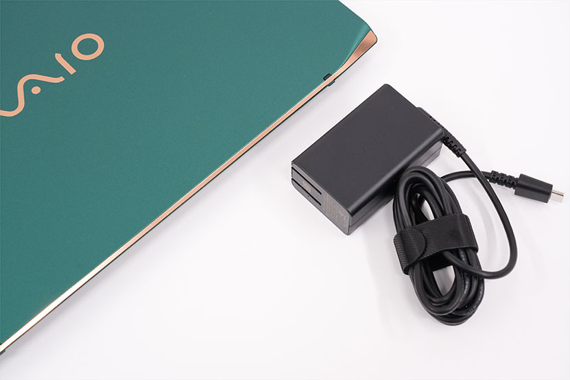 VAIO SX14-R と付属するACアダプター