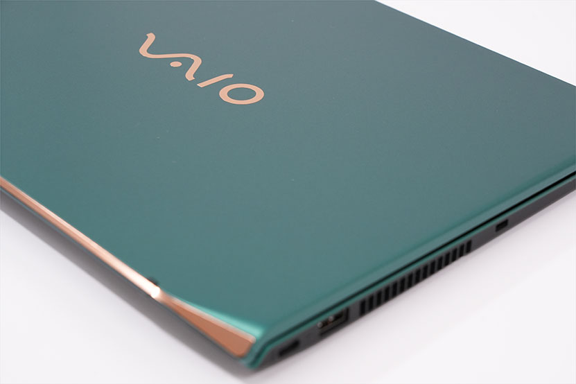 VAIO SX14-R はVAIO Zをオマージュしたに違いないデザイン