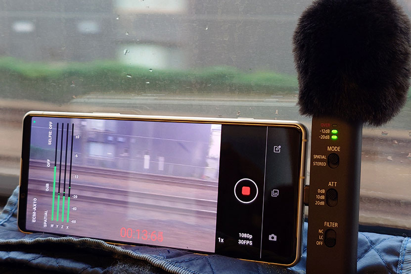 ECM-AX10 を外で使用している画像