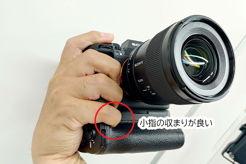 「横位置」で構えたときも良い感じ