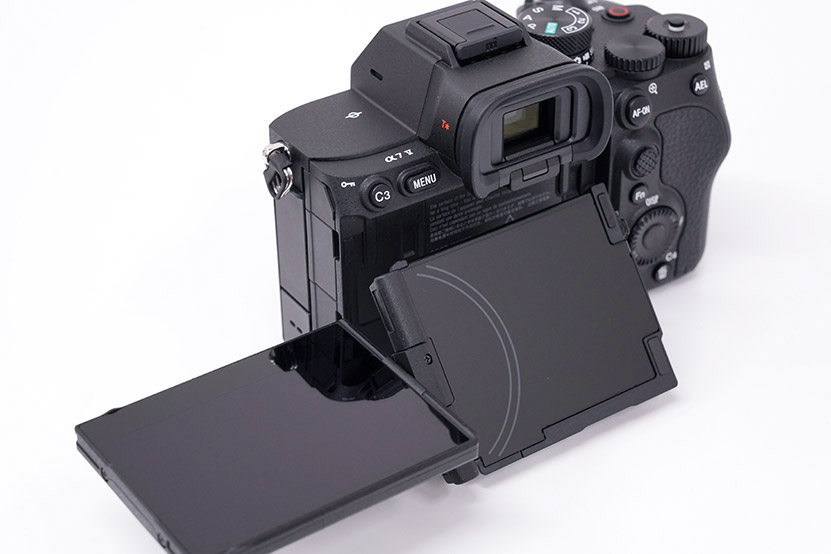 4軸モニター搭載は様々なシーンで活躍