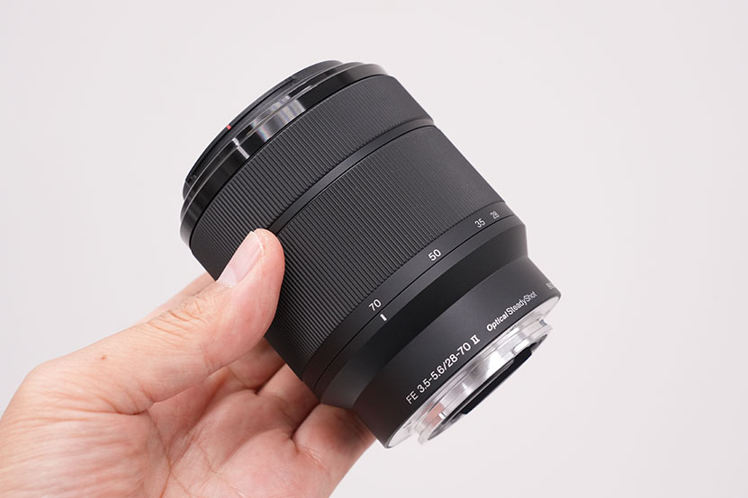 α7V レンズキット 同梱レンズを手にした画像