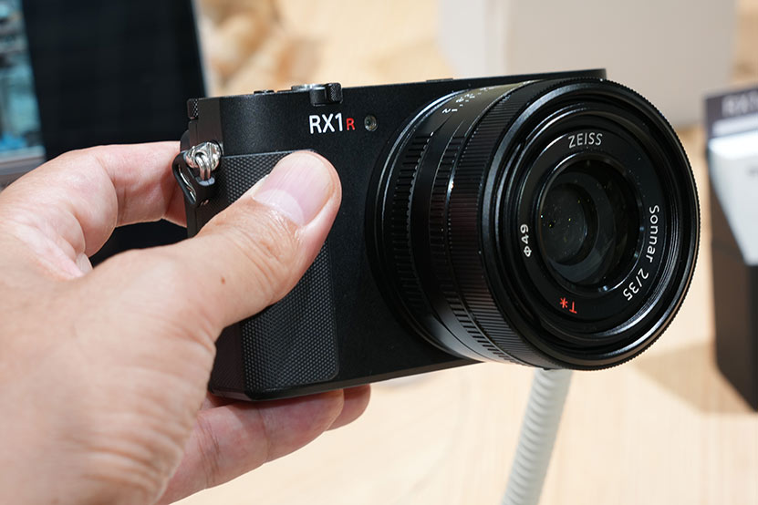 RX1R III 手にもつ