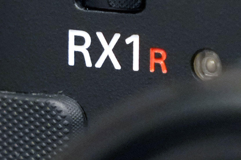 RX1ロゴ付近を拡大