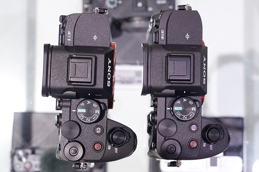α7 V と α7 IV 上から比較