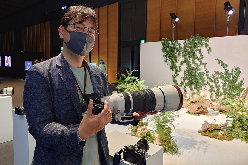 FE 100-400mm F4.5 GM OSSを手にした写真