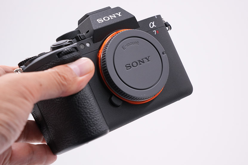 α7R VIを手にした画像