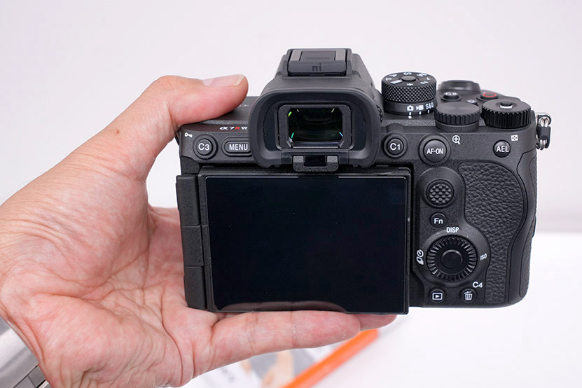 見た目も良くなった！α7RVI