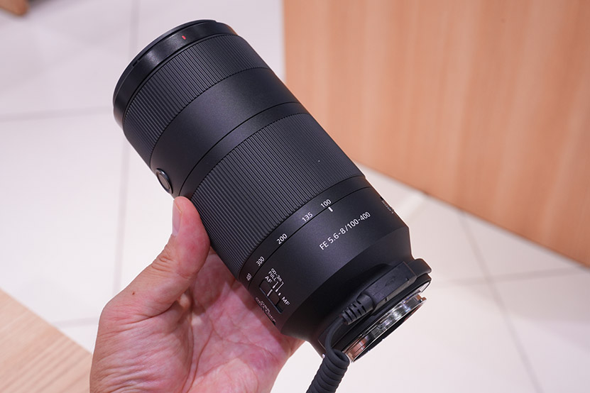 FE 100-400mm F5.6-8 OSSを手にした画像