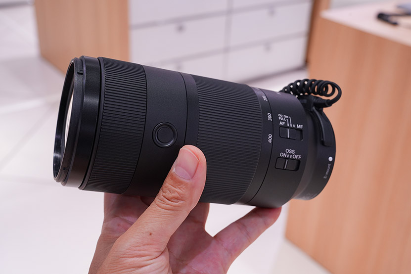 FE 100-400mm F5.6-8 OSSを手にした画像2