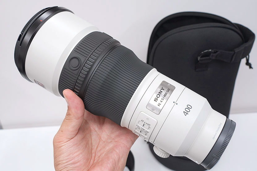 FE 400mm F4.5 GM OSSを手にした写真2