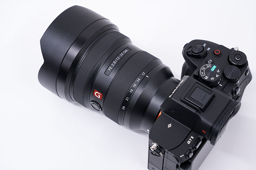 SEL1224GM 絞りリングなどがないシンプルなデザイン