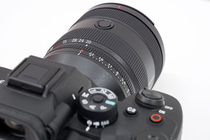 SEL2070G 絞りリングとフォーカスホールドボタン