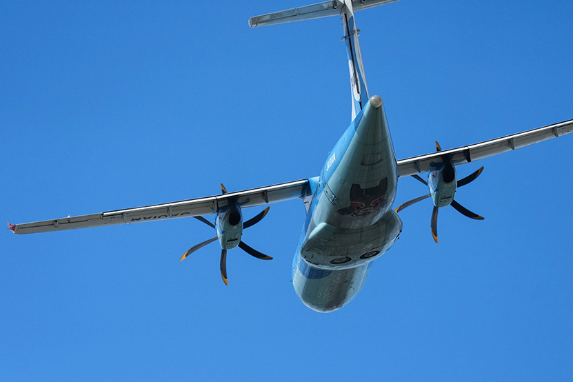 作例 空を飛んでいる飛行機
