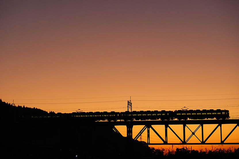 SEL70200GM2 作例  風景 橋と列車
