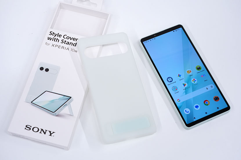 Xperia 10 VIII と 純正ケースの写真