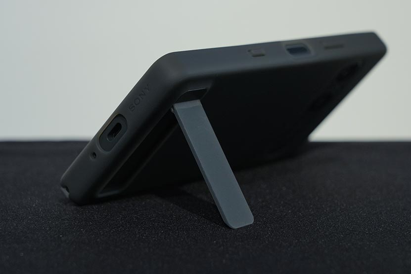 Xperia 10 VIII 純正カバーケース スタンド使用時の画像