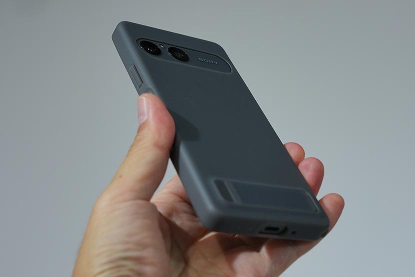 Xperia 10 VIII 純正カバーケース装着例