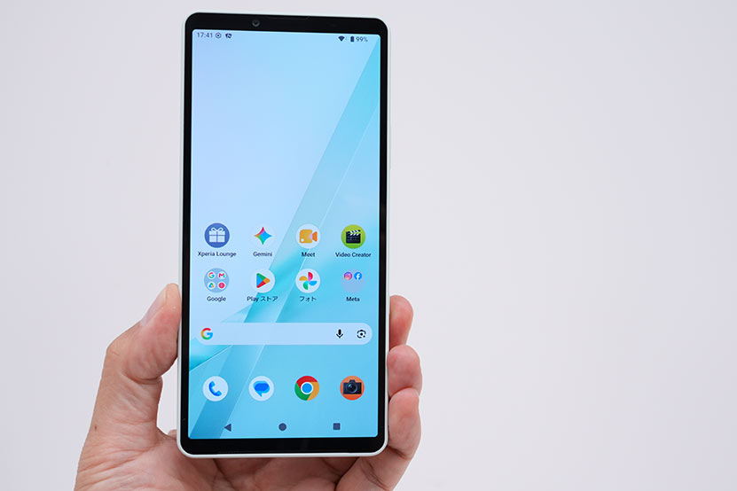 Xperia 10 VIII SIMフリーモデルを手に持った画像